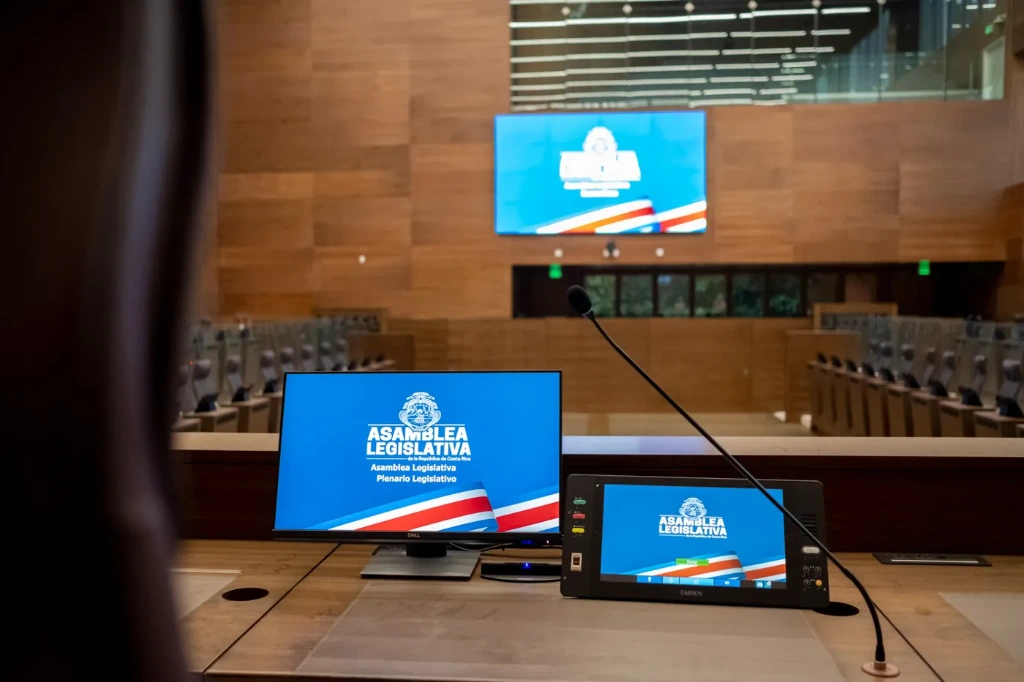 Unidad de conferencia TAIDEN y monitor en el plenario de la Asamblea Legislativa de Costa Rica